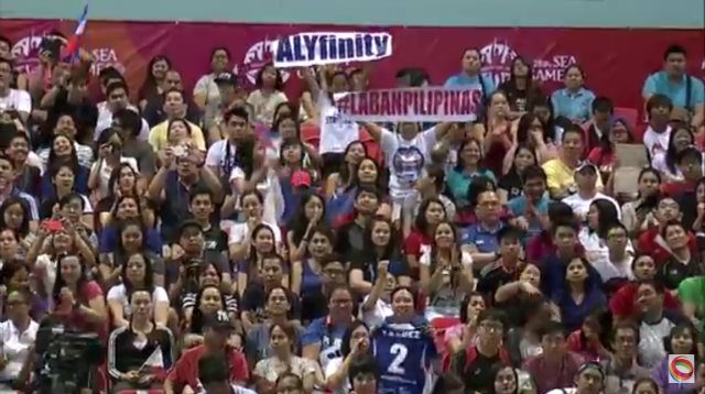 The fans came out in numbers to support the Philippine women's volleyball team. Screenshot from live stream 