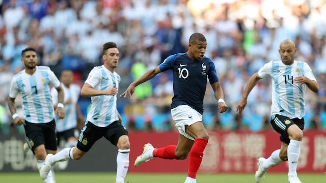 MELAJU. Langkah timnas Prancis melaju ke perempat final usai menundukkan Argentina dengan skor 4-3. Foto dari FIFA.com 
