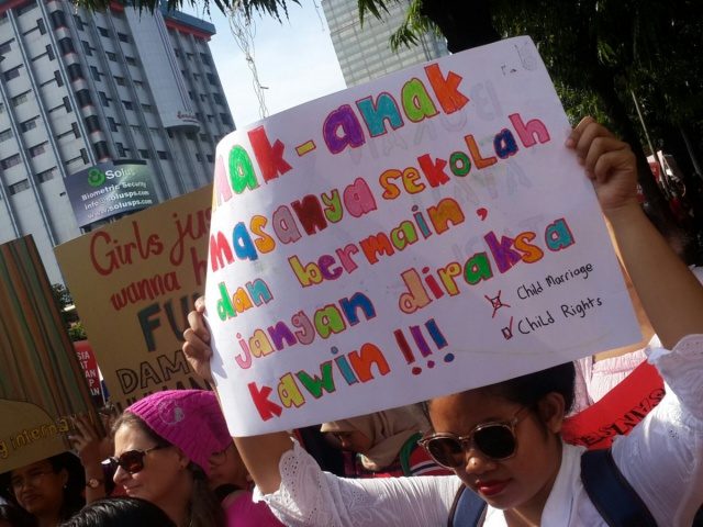 PERNIKAHAN ANAK. Salah satu peserta Women's March membawa poster berisi dukungan agar praktik pernikahan anak dihentikan. Foto oleh Rappler 