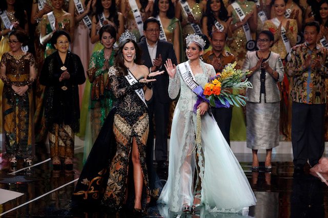 PUTERI INDONESIA. Newly crowned Puteri Indonesia 2015 Anindya Kusuma Putri (R), accompanied by Miss Universe 2014 Paulina Vega (L) of Colombia, during the Grand Final of the Putri Indonesia beauty pageant in Jakarta on February 20, 2015. Photo by Mast Irham/EPA  