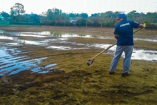FLOODED FIELD. A baseball umpire clears the flooded field in Camp Fullon in Antique province after a heavy downpour on Tuesday, April 25. Photo by Justine Rheyvan Ramos/Rappler 
