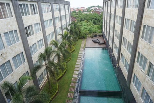 Hotel jaringan seperti Santika, Harris, dan Accor mengancam keberlangsungan hidup hotel melati di Denpasar. Foto oleh Anton Muhajir 