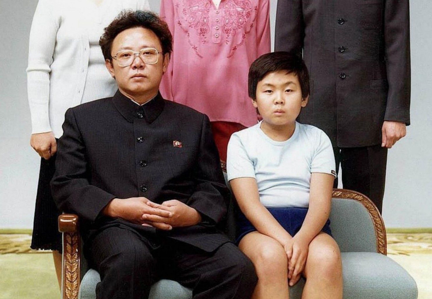 MASA KECIL. Foto Kim Jong-Nam ketika masih kecil yang duduk bersama sang ayah, Kim Jong-Il dalam foto keluarga pada tanggal 19 Agustus 1981. Foto oleh AFP 