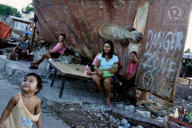 PEOPLE WAITING. Hundreds of thousands of families count on government aid 6 months after Yolanda. Photo by LeAnne Jazul/Rappler