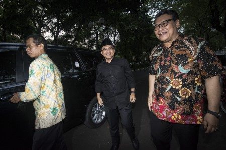 Wasekjen PDI Perjuangan Eriko Sotarduga menerima kedatangan Bupati Banyuwangi Abdullah Azwar Anas (tengah) di Jalan Teuku Umar, Menteng, Jakarta, Sabtu (14/10). Foto oleh Aprillio Akbar/ANTARA    