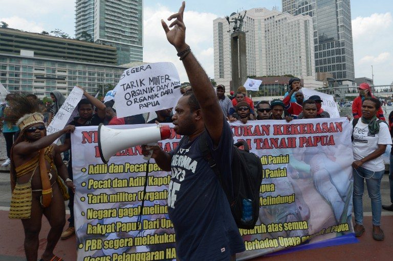 PAPUAN PROTEST. Papuan activists at the Hotel Indonesia roundabout in Jakarta on December 10 protesting the December 8 shooting of teenagers in Paniai, Papua. Photo by AFP