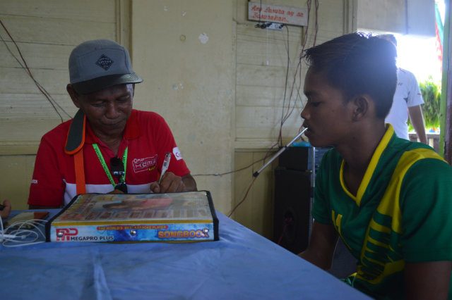 WHOLE NEW WORLD. Assistant coach Mohammad Tadus (L) translates for Mahid Baggeyo, who doesn't speak Filipino and understands very little of the language. Mahid has never left the islands of Tawi-Tawi until his trip to the 2016 Palarong Pambansa in Legazpi City. Photo by Mary Joy Gelit/Rappler 