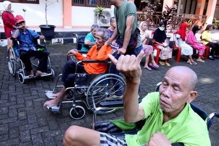 Pemilih lansia menunjukkan jari setelah menggunakan hak pilih di TPS 63, Panti Jompo Sasana Tresna Wredha, Ciracas, Jakarta Timur, Rabu (19/4). Foto oleh Yulius Satria Wijaya/ANTARA 