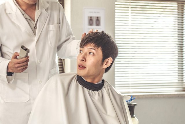 KANG HA NEUL. Aktor Kang Ha Neul benar-benar dipotong rambutnya saat syuting film 'Midnght Runners'. Foto dari Feat Pictures Indonesia 
