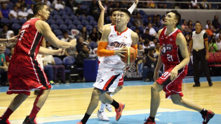 LONE SPARK. Cliff Hodge (center) was the only spark for Meralco against Alaska with his 16 points. Photo by Nuki Sabio/PBA Images