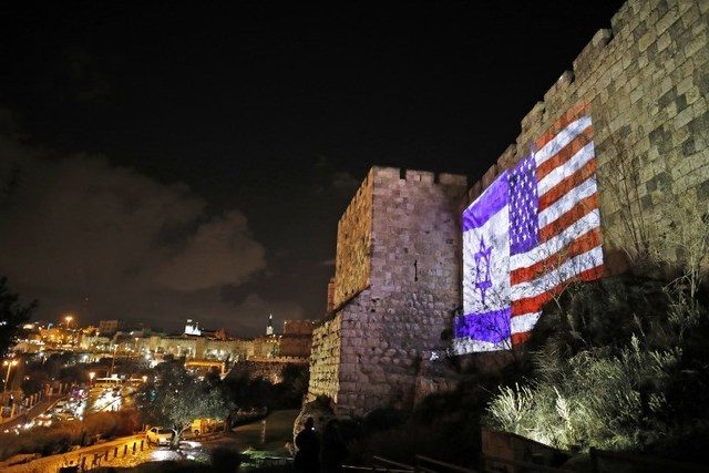 BENDERA. Sebuah foto yang diambil pada 6 Desember 2017 menunjukkan bendera AS berdampingan dengan bendera Israel terpampang di salah satu dinding sebuah bangunan kuno di Jerusalem. Foto oleh Ahmad Gharabli/AFP 
