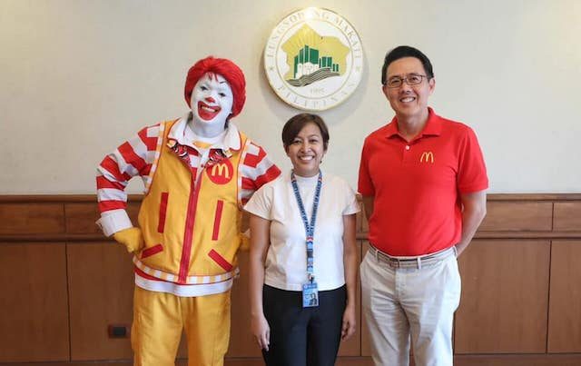 MCDO AND MAKATI. Mayor Abby Binay poses for a photo with Ronald McDonald and McDonald's CEO and President Kenneth. Photo from Binay's Facebook page 