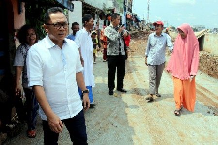 Ketua MPR Zulkifli Hasan (kedua kiri) mengunjungi lokasi normalisasi Bukit Duri, Manggarai, Jakarta, Jumat (10/3). Foto oleh Yulius Satria Wijaya/ANTARA 