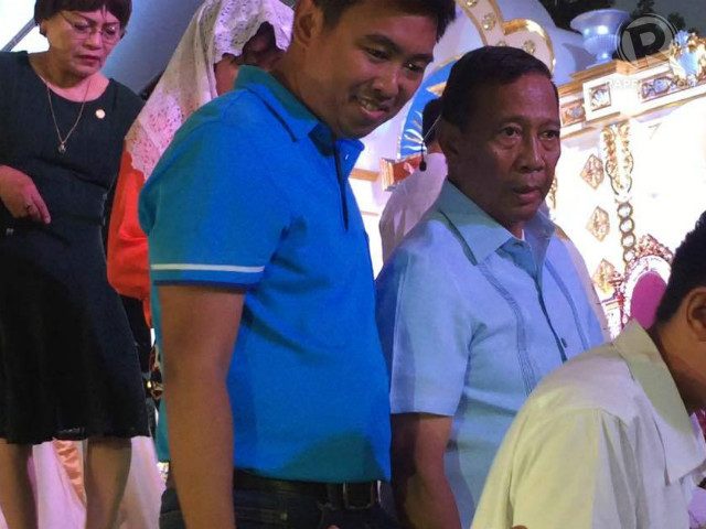 Binay takes communion from Pope’s envoy at IEC