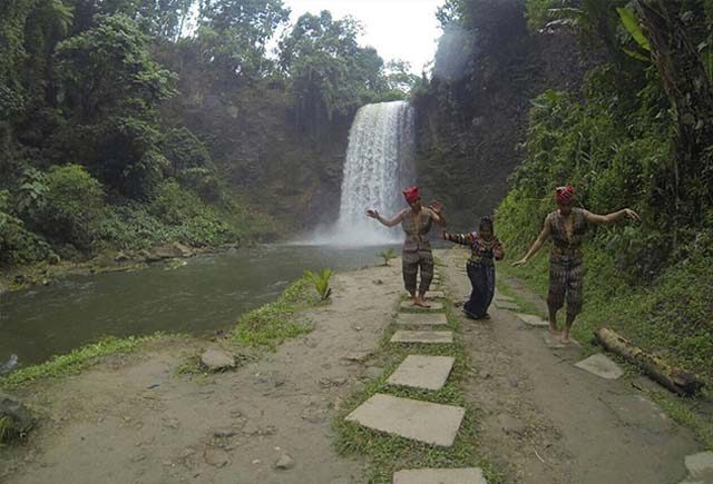 ONE WITH THE LOCALS. Narl (center) dons traditional garb while dancing by the Seven Falls in Lake Sebu 