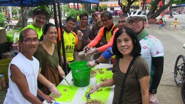 #ShareLove: Volunteer group feeds Manila’s homeless on Christmas Eve