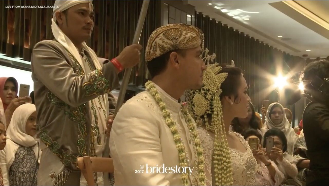 Hamish dan Raisa saat menjalani prosesi pernikahan dengan adat Sunda, Minggu (3/9). Foto oleh Bridestory 