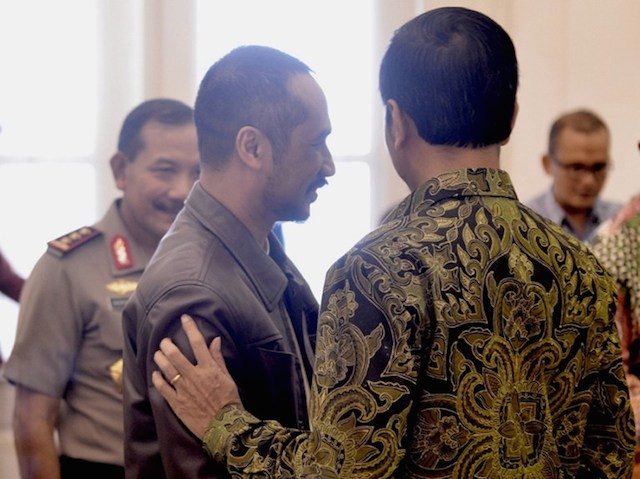 Presiden Jokowi dan Ketua KPK Abraham Samad sebelum menggelar konferensi pers di Istana Bogor, 23 Januari 2015. Foto oleh Cahyo Sasmito/AFP  