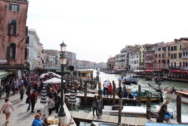 Venesia sangat padat di musim liburan. 