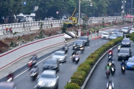 Pengendara motor melintas di Jalan Rasuna Said, Kuningan, Jakarta, Senin (31/7). FOTO oleh Wahyu Putro/ANTARA 