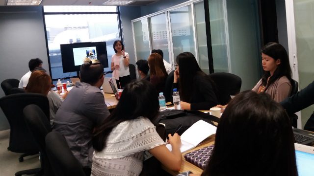 COVERING ELECTIONS. Investigative Desk editor Chay Hofileña handles the news writing workshop during the CJ Summit on Tuesday, April 19. Photo by David Lozada/Rappler  