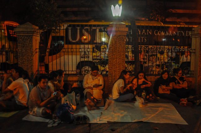 FLOCK. Hours before the visit of Pope Francis at University of Santo Tomas, early campers line up at the gates of the campus on late Saturday (January 17, 2015). Photo by Jansen Romero/Rappler