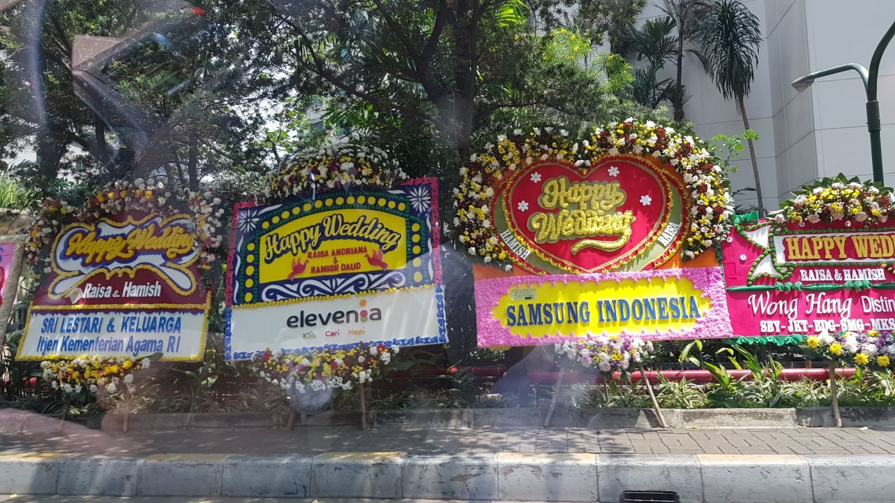 Karangan bunga berjejer di depan Ayana Midplaza, Jakarta Pusat, tempat Raisa dan Hamish melangsungkan resepsi pernikahan, Minggu (3/9). Foto oleh Sakinah Ummu Haniy/Rappler 