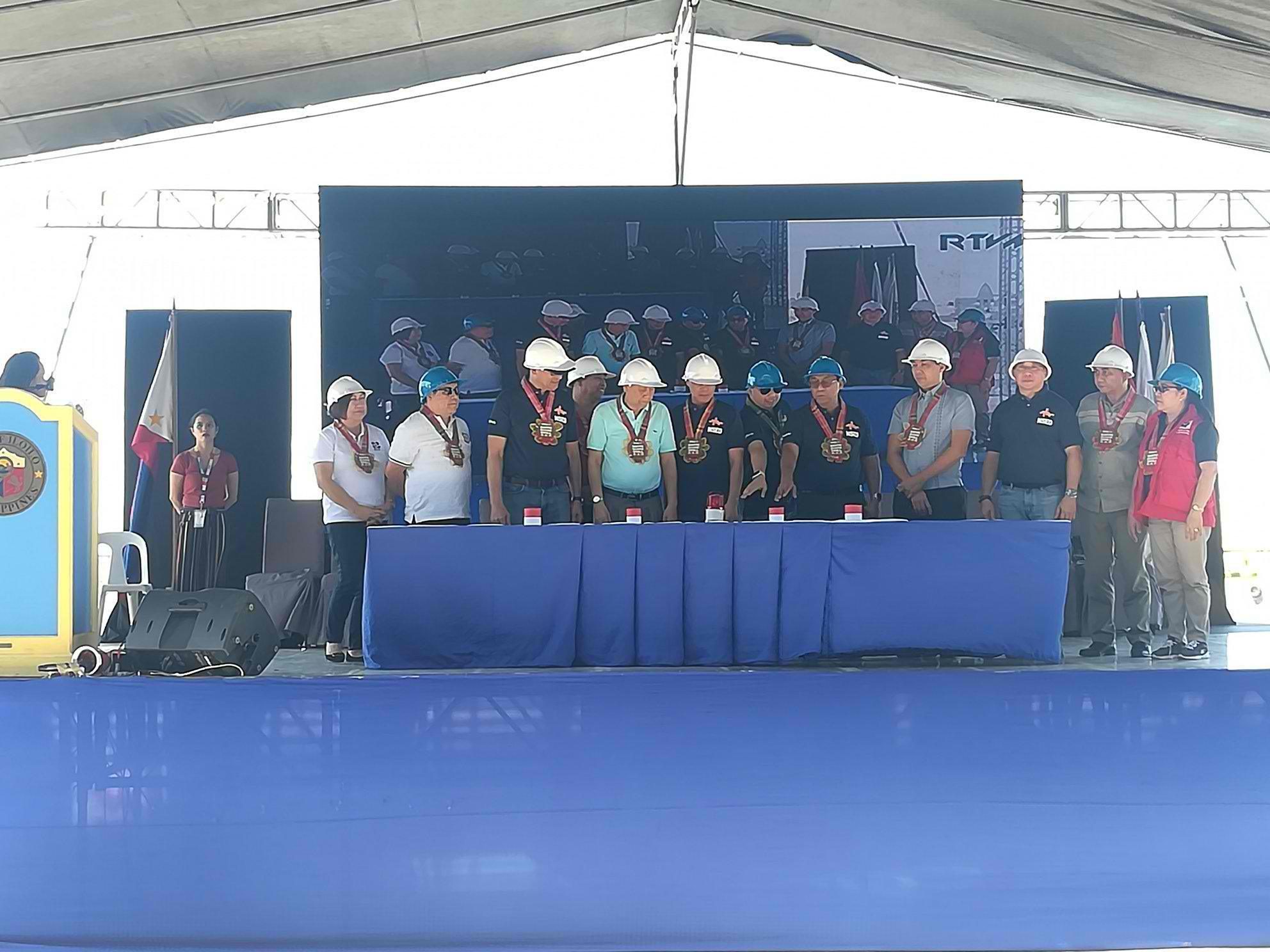 START. NDRRMC and local government officials lead the ceremonial pressing of the button to signal the start of the 1st Nationwide Simultaneous Earthquake Drill for 2019 at 2 pm on Thursday, February 21, 2019. Photo by Rhick Albay/Rappler  