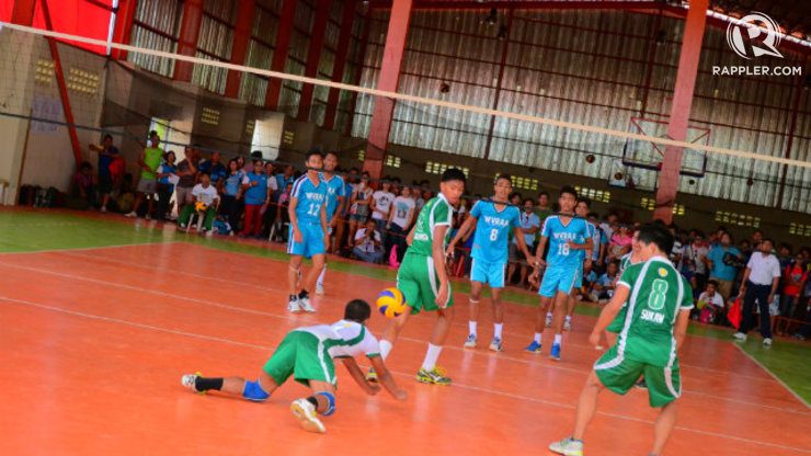 A CAR secondary boys volleyball player dives to the floor against Western Visayas. Photo by Jerome Monta/Rappler