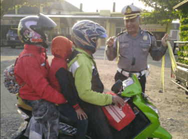 Arus Mudik: Beban motor berlebih, polisi berikan janur kuning