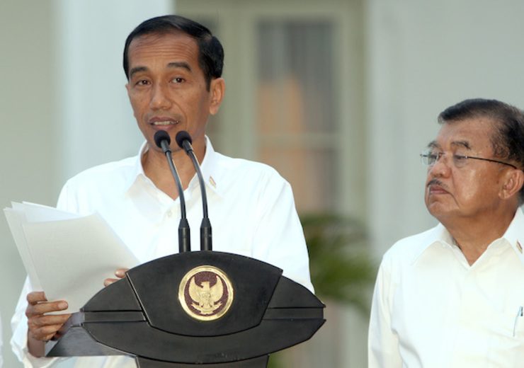 WHAT'S ON THE LIST? Vice President Jusuf Kalla (R) peering at President Joko Widodo's notes during the press conference to announce the new cabinet on October 26, 2014. Photo by Adi Weda/EPA 