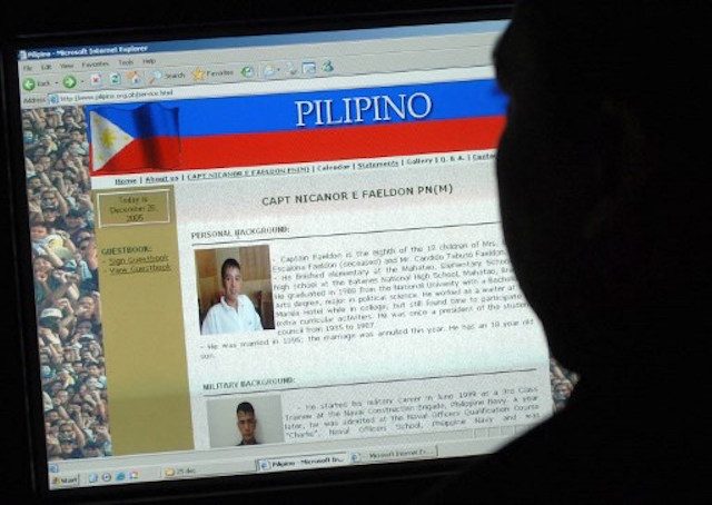 FAELDON'S WEBSITE. A man scans a website of Marine Captain Nicanor Faeldon, who was among the junior officers who led a failed 2003 mutiny in 2003. File photo by Joel Nito/AFP  