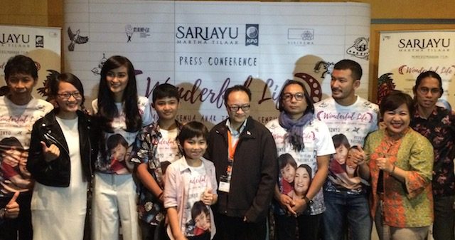 Pemain dan pendukung film 'Wonderful Life' berpose di gelaran press conference, Senin, 10 Oktober 2016 di Senayan City. Foto oleh Amelia Stephanie. 