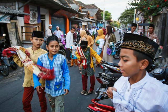 Anak-anak di Bali merayakan hari raya Idul Fitri pada 28 Juli 2014. Foto oleh EPA  