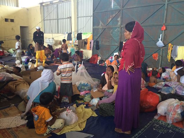 Kondisi di gedung pengungsian di Pelabuhan Kuala Langsa, 17 Mei 2015. Foto oleh Febriana Firdaus/Rappler 