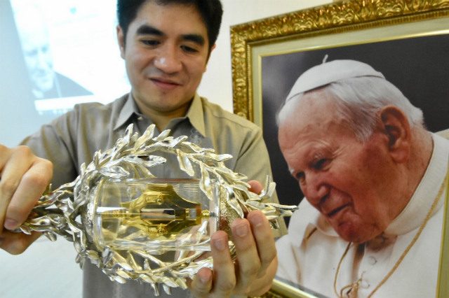 IN LIQUID FORM. Manila Cathedral rector Father Reginald Malicdem shows the blood relic of Pope Saint John Paul II, still in its liquid form, in a press conference on April 5, 2018. Photo by Angie de Silva/Rappler 