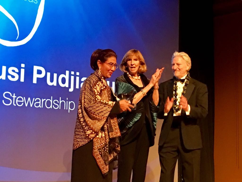 PENGHARGAAN. Menteri Kelautan dan Perikanan, Susi Pudjiastuti, menerima penghargaan maritim tertinggi di dunia Peter Benchley Ocean Awards di Washington DC pada Kamis, 11 Mei. Foto diambil dari akun @kkpgoid  