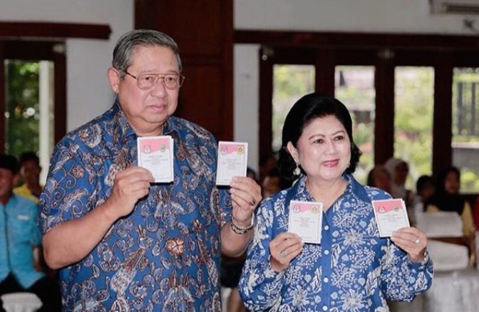 SURAT. Ketua Umum Partai Demokrat Susilo Bambang Yudhoyono dan istrinya menunjukan surat suara usai mencoblos di Cikeas, Rabu pagi 27 Juni 2018. Foto instagram @aniyudhoyono 