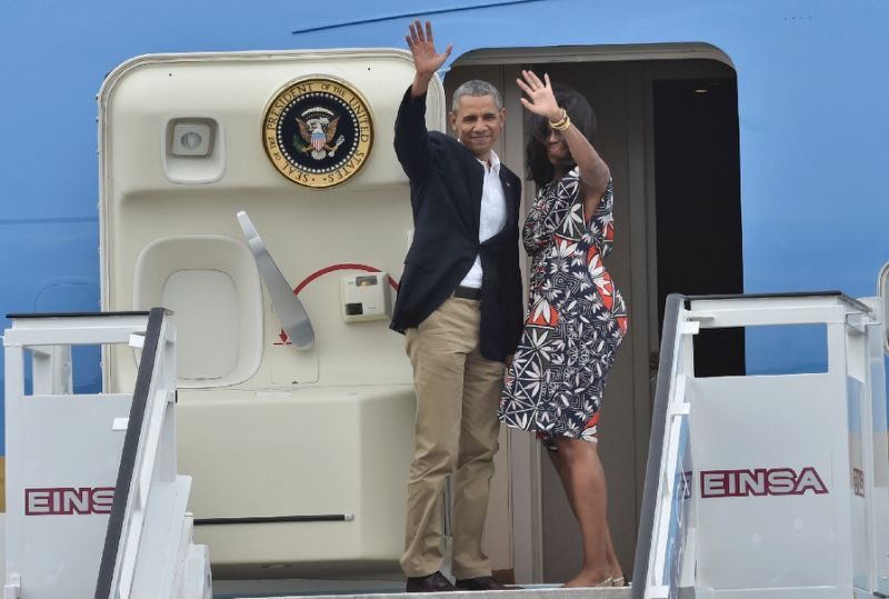 TIBA DI JACARTA.  Mantan Presiden Barack Obama dan keluarga tiba di Bandara Halim Perdanakusuma untuk bertemu Presiden Joko 