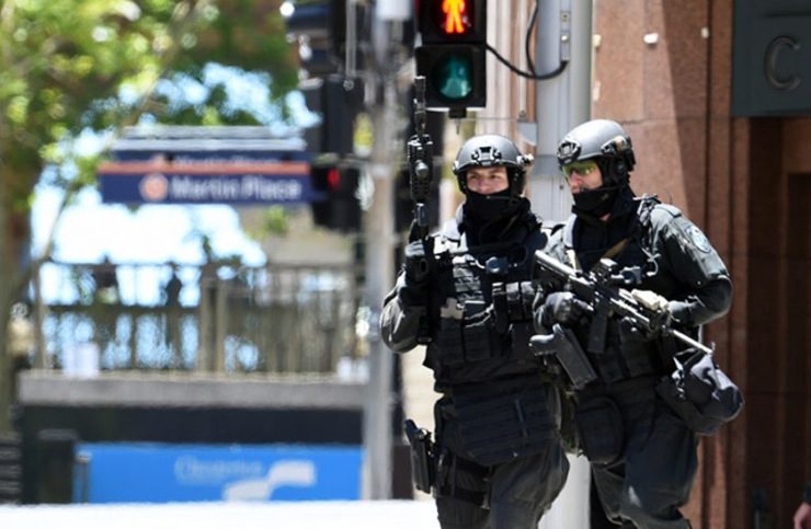 Islamist flag on show as hostages held in Sydney cafe