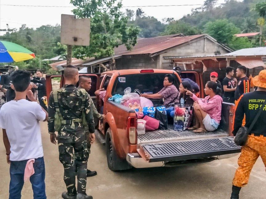 EVACUEES. Residents of the municipality of Benito Soliven are forced to leave their houses on October 29, 2018. Photo from the Isabela Public Information Office's Facebook page 