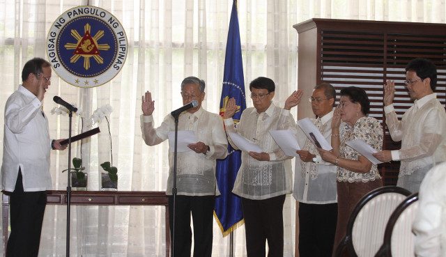 OATH OF OFFICE. Former president Benigno Aquino III administers the oath of office of the Truth Commission members at Malacañang. Photo by Ryan Lim/Malacanang Photo Bureau/PNA  