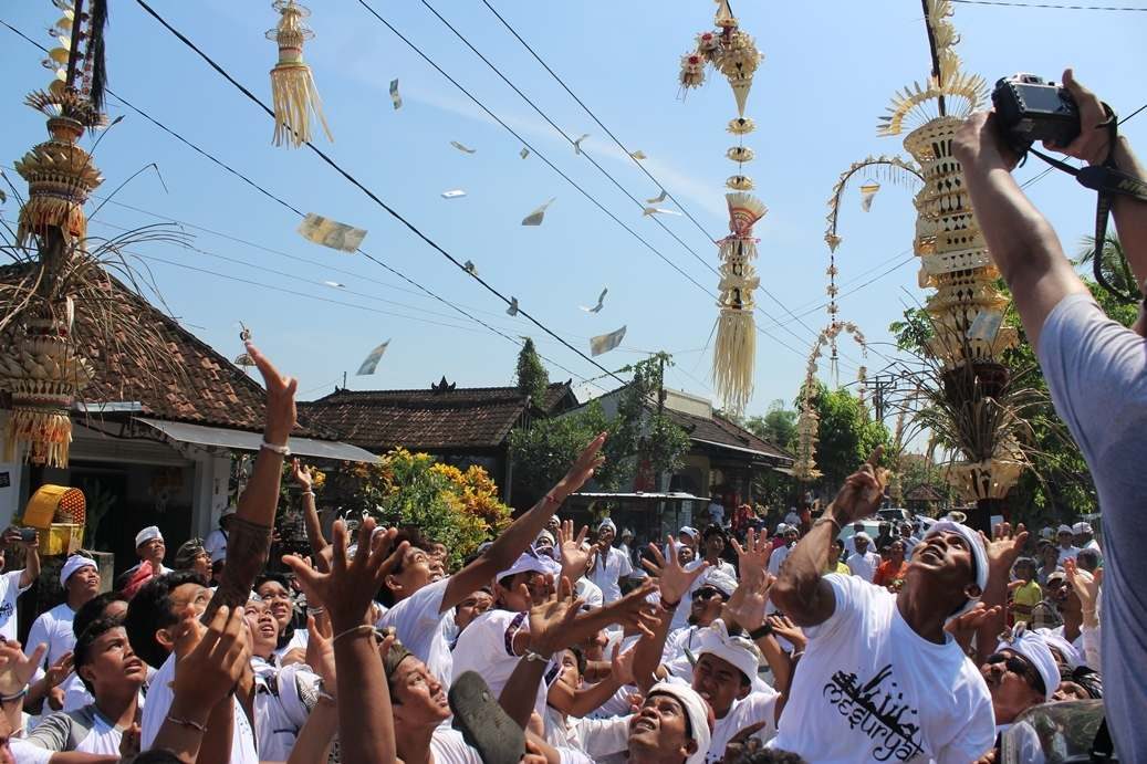 FOTO: Berebut uang dalam tradisi Mesuryak Bali