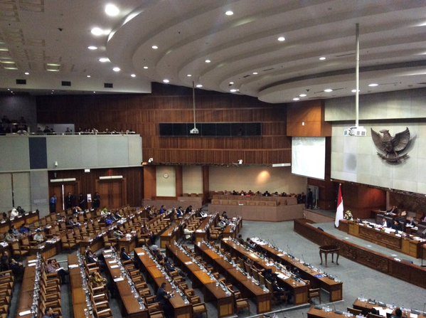 APBN 2016 SAH. Situasi rapat paripurna pembahasan pengesahan RAPBN 2016 di gedung parlemen, Jakarta, pada 30 Oktober 2015. Foto dari Twitter/@DPR_RI 