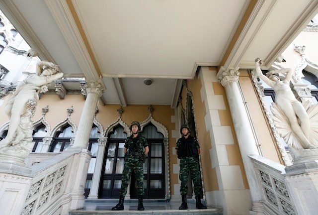 UNREST. Thai soldiers stand guard after the anti-government protesters leave from the Government House, in Bangkok, Thailand on May 20, 2014. Photo by EPA/Narong Sangnak