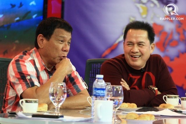 TEMAN 'PANJANG'.  Rody Duterte dan Pastor Apollo Quiboloy bertemu pada akhir hari pemilu tahun 2016 di Kota Davao.  File foto oleh Manman Dejeto/Rappler 