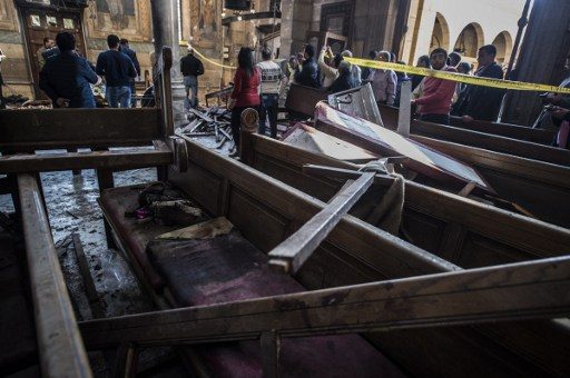 Ledakan bom menghancurkan Gereja Saint Peter dan Gereja Kkoptik Ortodak Saint Paul Coptic Orthodox di Kairo, Minggu (11/12). Foto oleh KHALED DESOUKI / AFP 