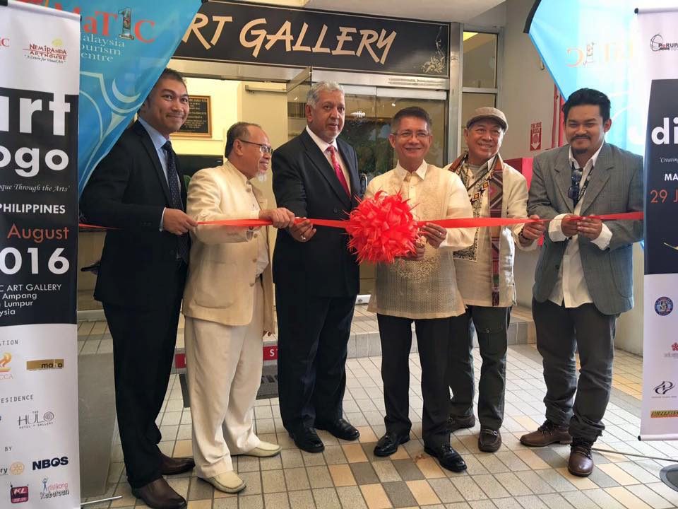 ART BRINGS PEOPLE TOGETHER. Philippine Ambassador to Malaysia J Eduardo Malaya (3rd from Left), opens the ArtDialogo exhibit together with Malaysian government officials and Filipino and Malaysian artists. Photo by rtDialogo and the Philippine Embassy in Kuala Lumpur 