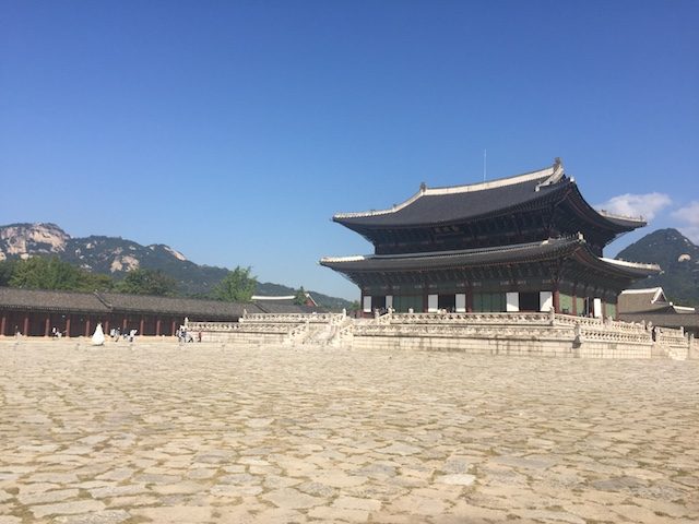 ISTANA. Istana Gyeongbok menjadi lokasi pemotretan yang diminati turis.  