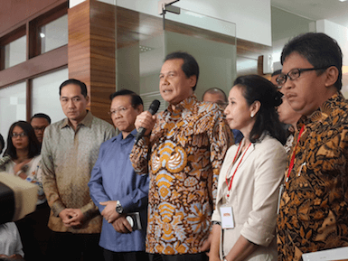 COORDINATION. Coordinating Minister for Economic Affairs Chairul Tanjung with members of Jokowi's transition team after meeting on Wednesday, Sept. 10. Photo by Handoko Nicodemus/Rappler